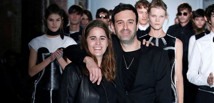 Andrea Arquero y Albert Villagrasa al final del desfile de Antonio Miró en 080 Barcelona Fashion Antonio Miró impulsa la mujer mientras negocia una segunda tienda en Barcelona